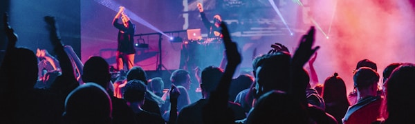 铁粉聚集地球迷社区热烈讨论的互动场景